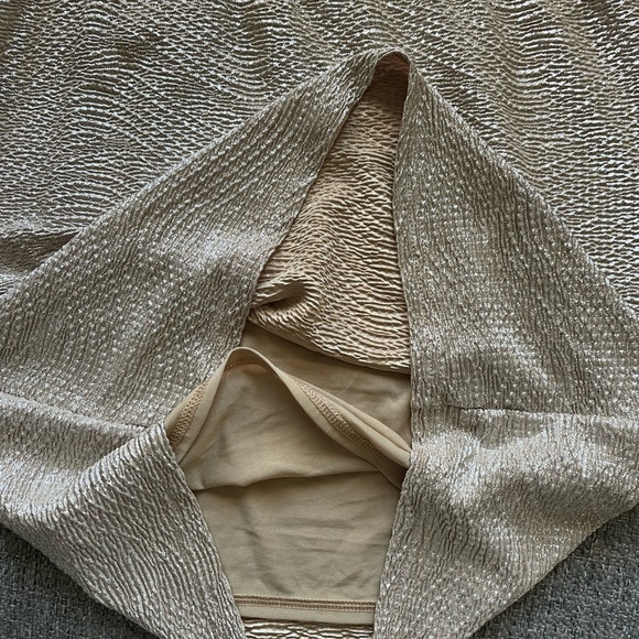 H&M woman’s mini skirt gold glittery in gently used condition Size M - Picture 3 of 7